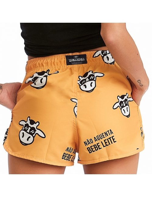 Short Feminino Praia Amarelo Não Aguenta Bebe Leite Cós Elástico